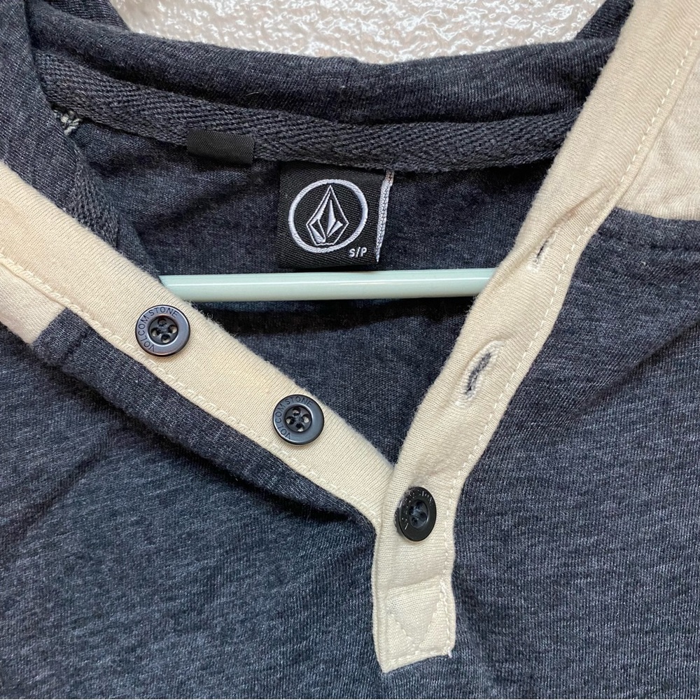 Volcom‎ Long Sleeve Hoodie Shirt, Size S - Picture 3 of 6